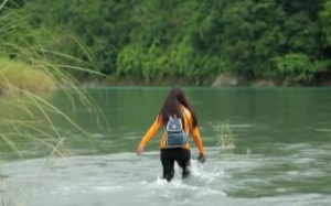 Guru Ini Menyeberangi 5 Sungai Dan Berjalan 2 Jam Setiap Hari Ke Sekolah