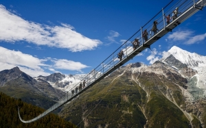 Jambatan gantung terpanjang di dunia kini dibuka untuk pengunjung