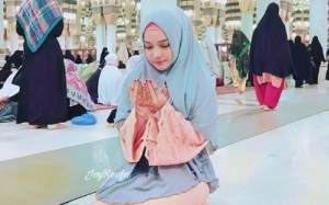 Joy Revfa Berdoa Di Masjid Nabawi Membelakangkan Kiblat?
