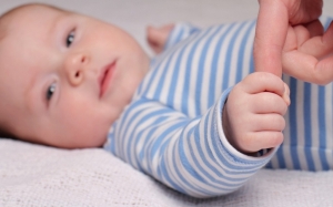 Kenapa bayi selalu genggam tangan sendiri atau genggam jari orang dewasa?
