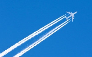 Kenapa Kapal Terbang Meninggalkan Garisan Asap Putih di Udara?