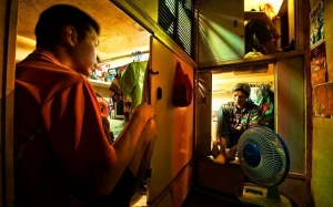 Kepadatan penduduk di Hong Kong  menyebabkan ramai yang tinggal di rumah sebesar keranda
