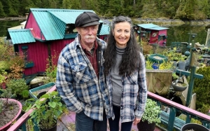 Kisah Pasangan Yang Hidup Atas Pulau Buatan Sendiri Selama 29 Tahun