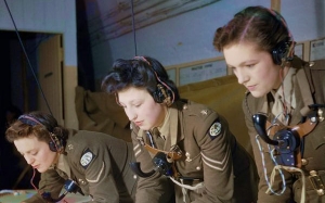 Koleksi 24 Gambar Berwarna Perang Dunia Kedua Yang Sangat "Rare"