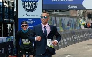Lelaki Ini Pecahkan Rekod Larian Half Marathon Dengan Berpakaian Formal