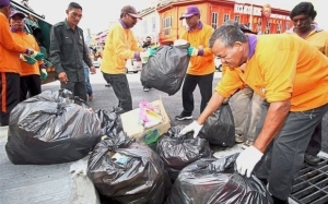 Zambry Abdul Kadir Menteri Besar Perak kutip sampah