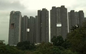 Sebab Mengapa Bangunan Tinggi di Hong Kong Mempunyai Lubang di Tengahnya