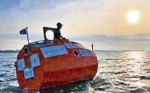 Seorang Warga Emas Berjaya Merentasi Lautan Atlantik Dalam Sebuah Tong Gergasi