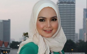 Dato' Siti Nurhaliza Timang Cucu