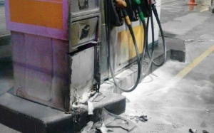 Stesen Minyak Dibaling Bom Petrol